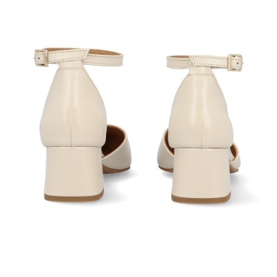 Sapatos de salto creme com tira ao tornozelo, vistos de trás