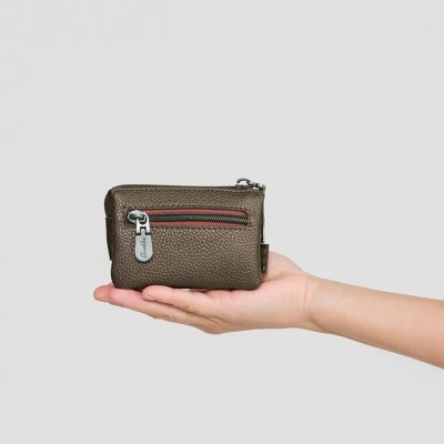 Carteira castanha pequena em pele com fecho de correr e etiqueta da marca