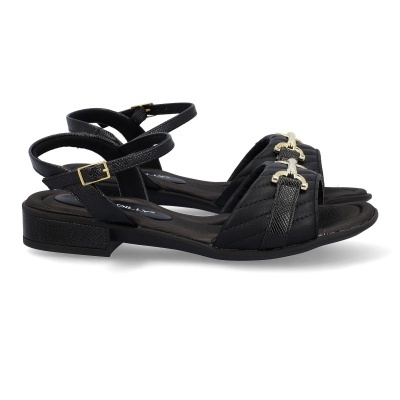 Sandálias pretas de salto baixo com fivela dourada e detalhe frontal