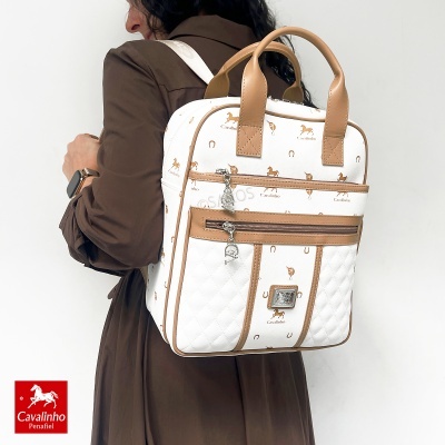 Mochila branca Cavalinho com padrão castanho e detalhes em couro castanho.