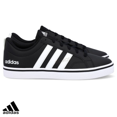 Sapatilhas Adidas pretas com riscas brancas e sola branca.