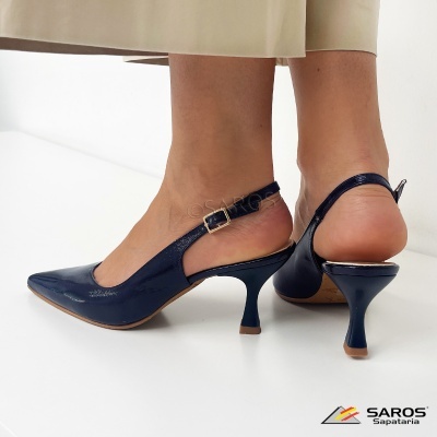 Sapatos salto médio azul escuro biqueira pontiaguda com tira e fivela dourada no calcanhar
