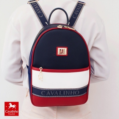Mochila Cavalinho azul escuro, branco e vermelho com fechos dourados e alças com texto CAVALINHO