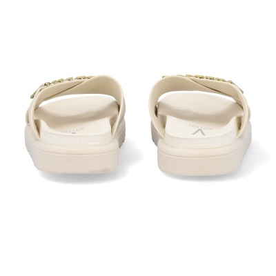 Par de chinelos femininos cor creme com tiras decorativas metálicas douradas