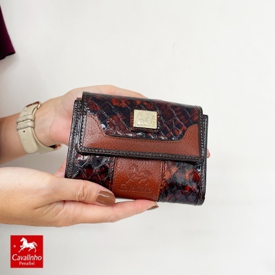Carteira feminina em couro castanho com padrão croco e detalhes em couro