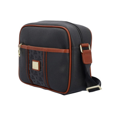 Bolsa de ombro preta com detalhes castanhos e padrão gravado