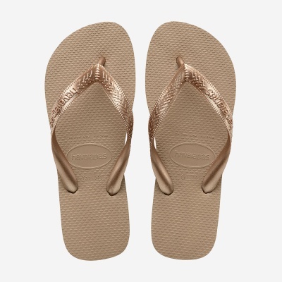 Chinelos Havaianas bege metálico com texturas e nome em relevo