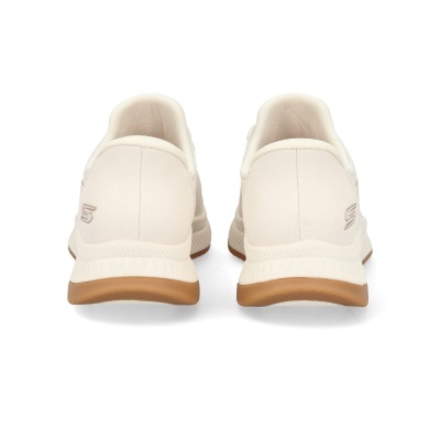 Ténis brancos Skechers vistos de trás com sola castanha