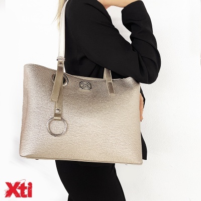 Mala de senhora dourada com alças largas e argola metálica