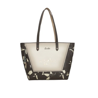 Mala tote bege e castanho escuro com padrão geométrico e texto decorativo.