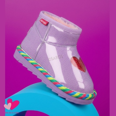 Botim roxo claro brilhante com coração vermelho e sola trançada colorida