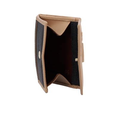 Carteira pequena bege e preta com interior vazio e fecho dourado