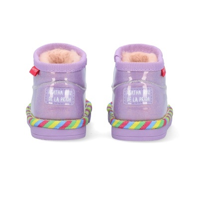 Sapatilhas infantis lilás brilhantes com sola riscada colorida e etiqueta AGATHA RUIZ DE LA PRADA