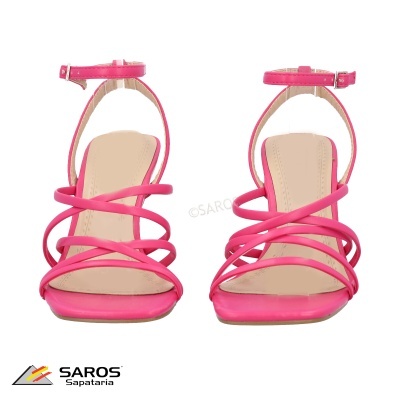 Sandálias de salto alto cor-de-rosa com tiras cruzadas e fivela