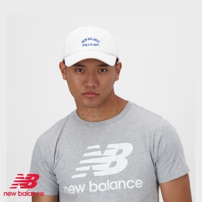 Homem com boné branco New Balance e t-shirt cinzenta com logotipo New Balance