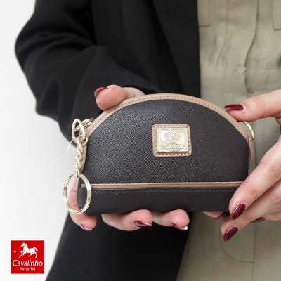 Carteira pequena preta com detalhes beges e logótipo Cavalinho Penafiel