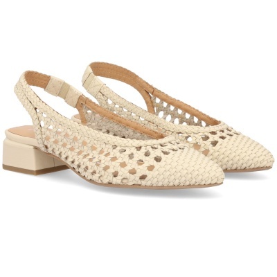 Sapatos femininos bege claro trançados com salto baixo e traseira aberta