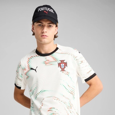 Homem com boné preto com a palavra PORTUGAL e camisola desportiva branca com padrões coloridos e logótipos.
