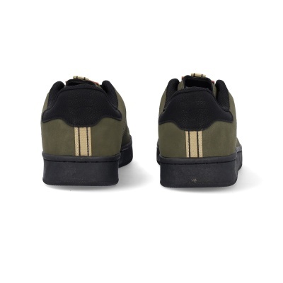 Par de sapatilhas verdes com sola preta vistas por trás