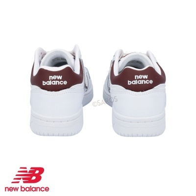Sapatilhas desportivas New Balance brancas com detalhes castanho escuro e texto na parte traseira