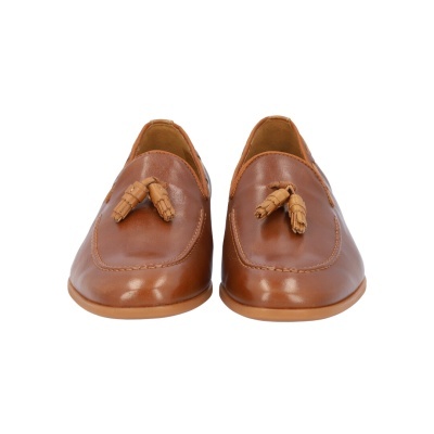 Sapatos tipo mocassins em pele castanha clara com pompons.