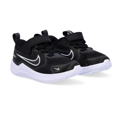 Sapatilhas pretas para criança com detalhes brancos e fecho em velcro.