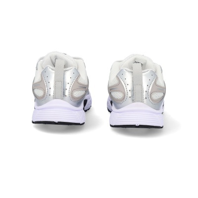 Sapatilhas desportivas brancas com detalhes prateados vistas de trás