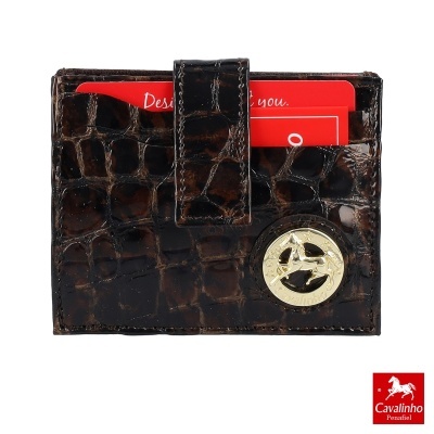 Carteira preta textura pele de crocodilo com detalhe dourado e cartões vermelhos