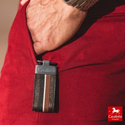 Chaveiro Cavalinho em tecido listrado castanho branco bege com topo metálico prateado