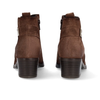 Botins de camurça castanha com tacão médio e fivela metálica