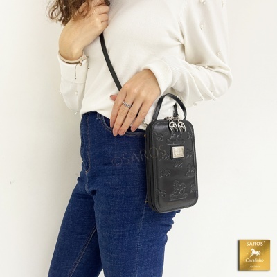 Bolsa pequena preta com padrão em relevo e placa prateada