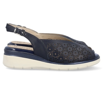 Sandálias de cunha azul com padrão floral recortado e sola branca.