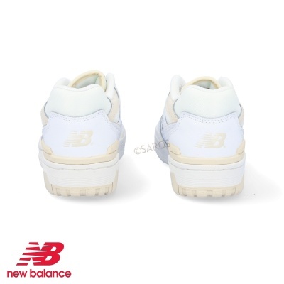 Ténis New Balance brancos com detalhes em bege claro vistos de trás