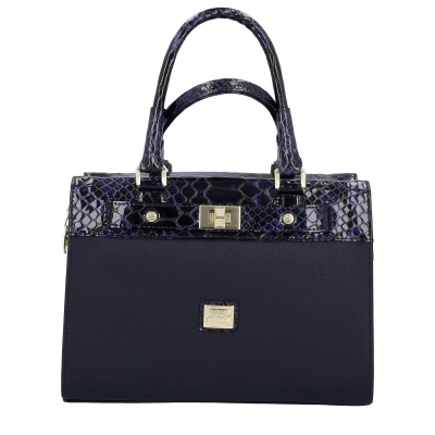 Mala de senhora preta com detalhes azul escuro em padrão pele de cobra e fecho metálico prateado