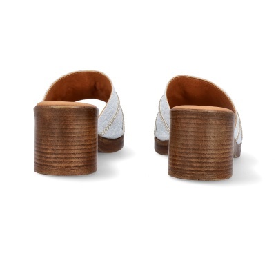Sapatos de salto alto branco com salto castanho grosso vistos de trás