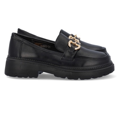 Sapatos mocassim pretos com sola grossa e detalhes dourados