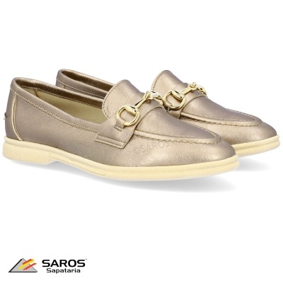 Sapatos tipo mocassim dourados com detalhe metálico e solado bege claro