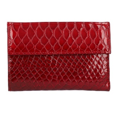 Carteira vermelha de couro com textura de escamas sobre fundo branco