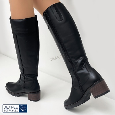 Botas femininas pretas em pele com salto médio em madeira castanho e fecho lateral