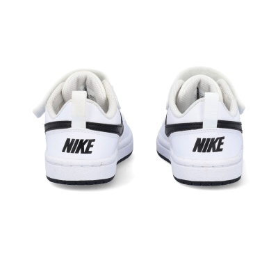 Ténis brancos Nike com logotipo preto na parte traseira.