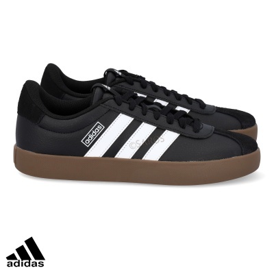 Ténis Adidas pretos com riscas brancas e sola castanha