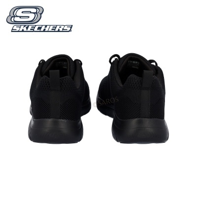 Ténis Skechers pretos vistos de trás com sola preta e fundo branco