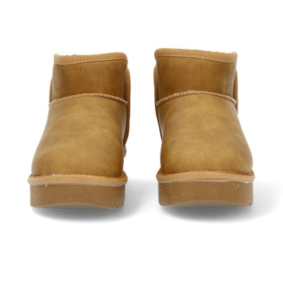 Chinelos castanhos fechados com base de borracha