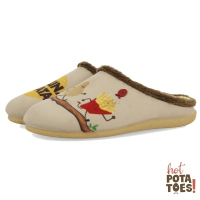 Pantufas bege com pelo castanho e desenhos divertidos de batatas fritas e ketchup