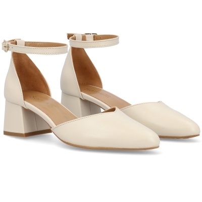 Sapatos bege claro de salto médio com tira de tornozelo