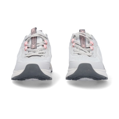 Par de sapatilhas cinzentas com detalhes cor-de-rosa