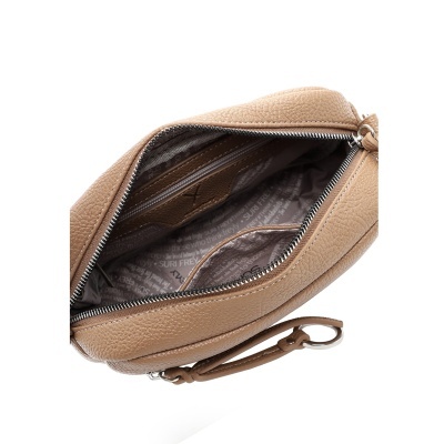 Mala de mão bege em pele com fecho aberto mostrando interior cinzento com texto e bolso