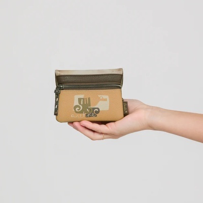 Carteira castanha e bege com padrão gráfico e fecho de correr