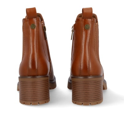 Botins castanhos em pele com salto grosso vista traseira
