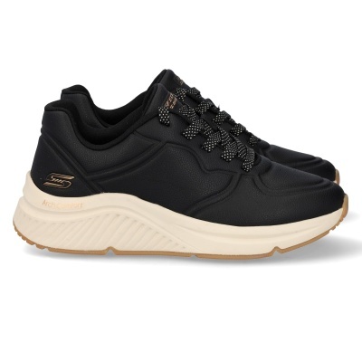 Tênis desportivos pretos tipo sneakers com sola branca e cadarços pretos